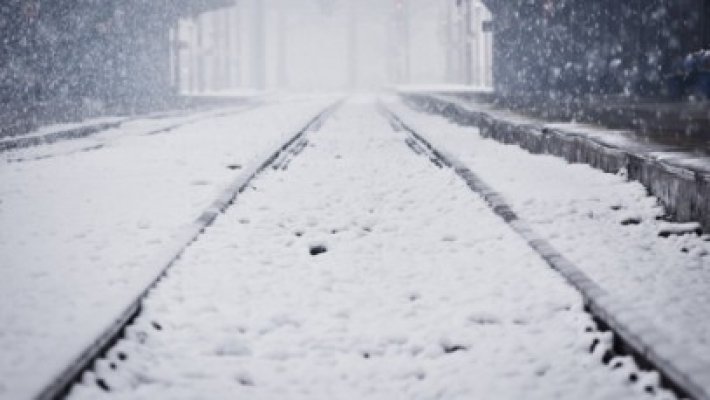 Zăpada a pus stăpânire pe căile ferate române: vezi ce trenuri au fost anulate